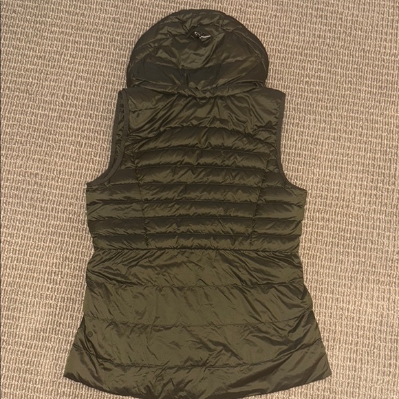 LuluLemon Puffer Vest with Hood. Size 10 - Picture 3 of 4